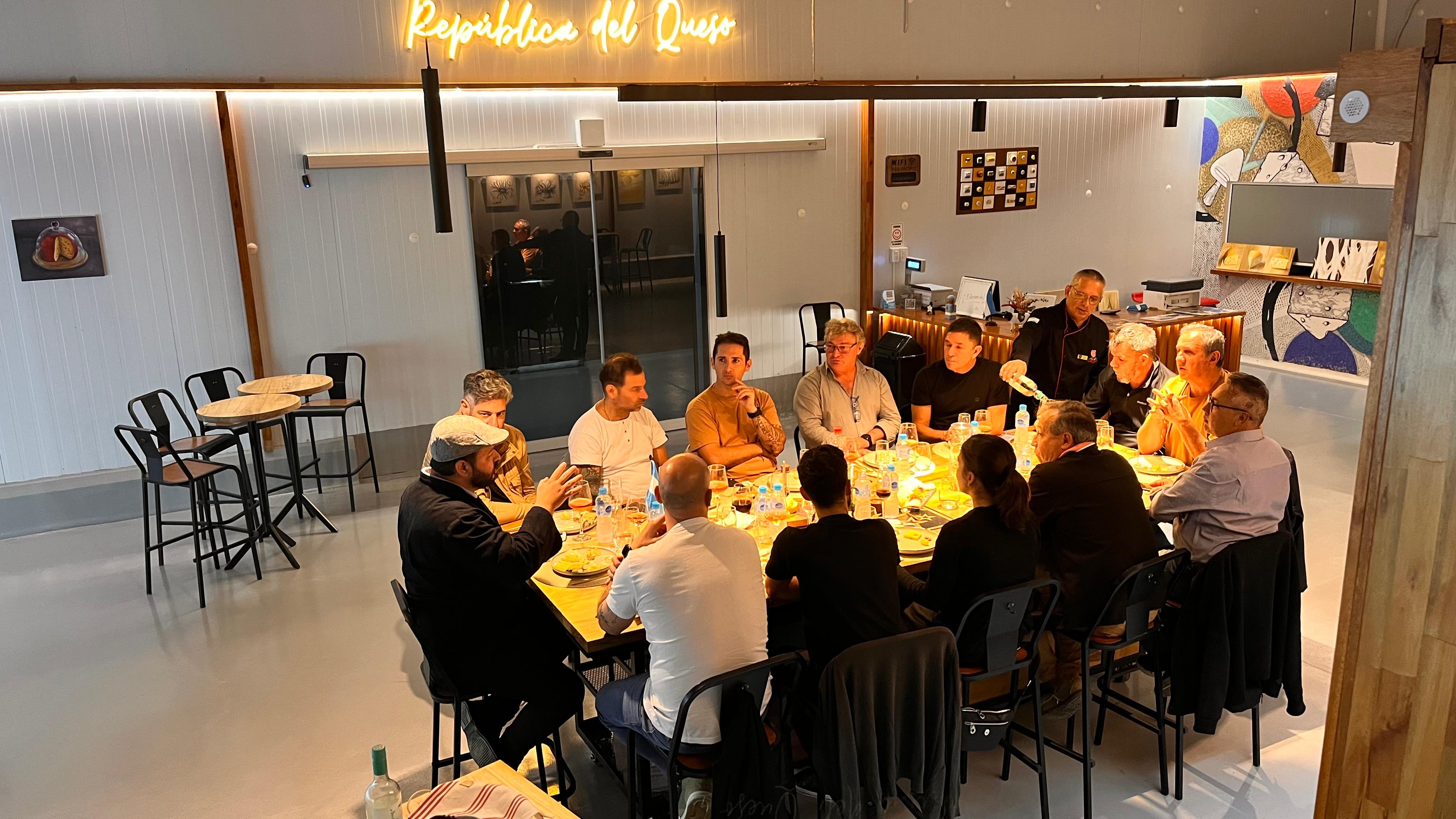 Mesa servida con tabla de quesos