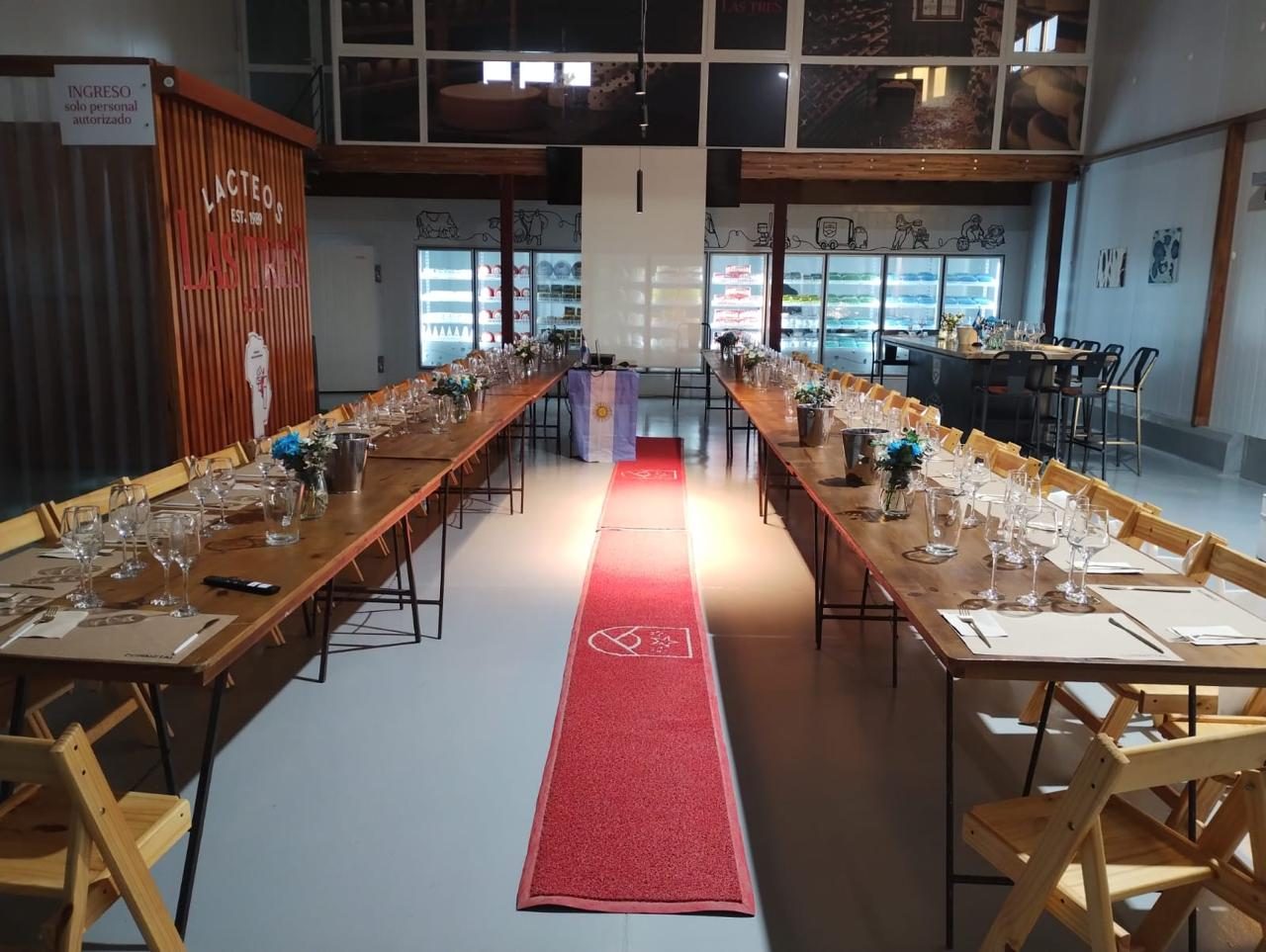 Salón con alfombra roja