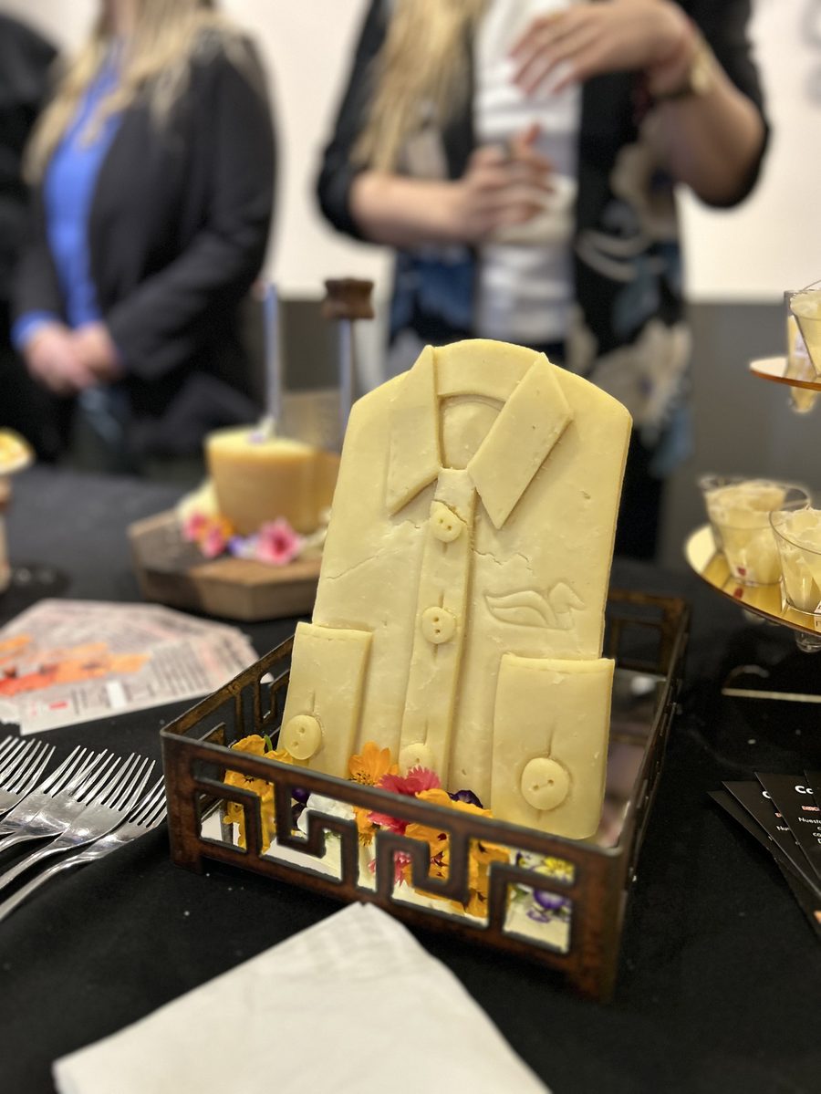 Queso tallado en forma de camisa